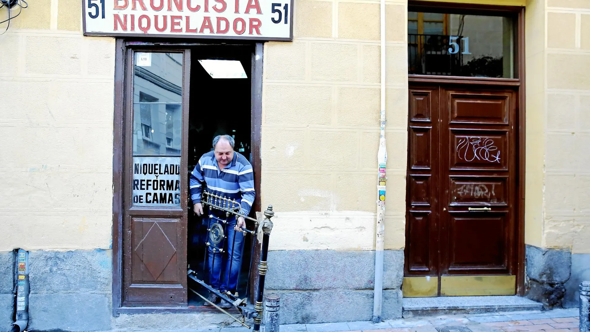 En el taller de José María Navarro se crean y reparan desde 1875 todo tipo de piezas de bronce y otros metales preciosos que traslada en su vehículo o que llevan los clientes hasta la calle Madera