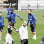 Zidane, junto a algunos de sus futbolistas durante un entrenamiento en Valdebebas