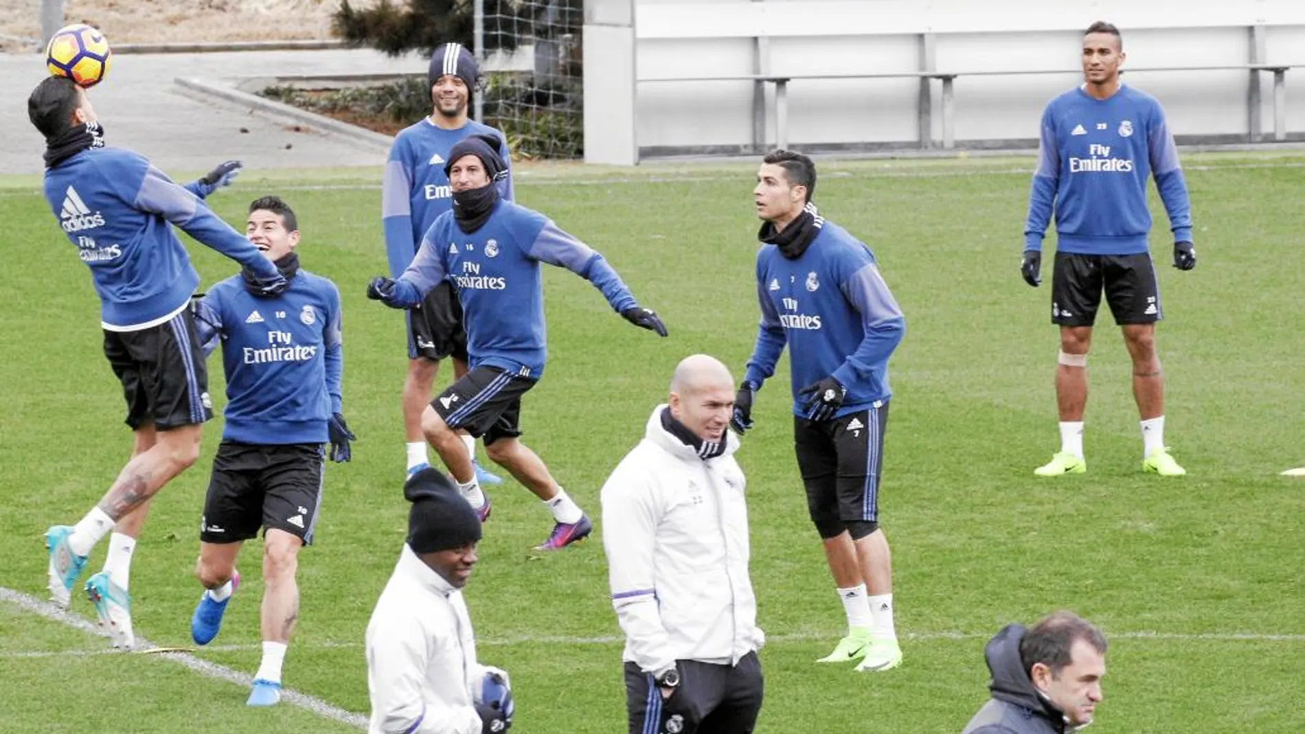 Zidane, junto a algunos de sus futbolistas durante un entrenamiento en Valdebebas
