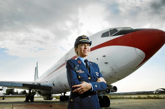 La comandante Pilar Mañas, con uno de los aviones Boeing ya jubilados, en la madrileña base aérea de Torrejón de Ardoz / Foto: Cipriano Pastrano