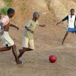 Jóvenes de Ghana juegan al fútbol en un campo de Accra, en Ghana.