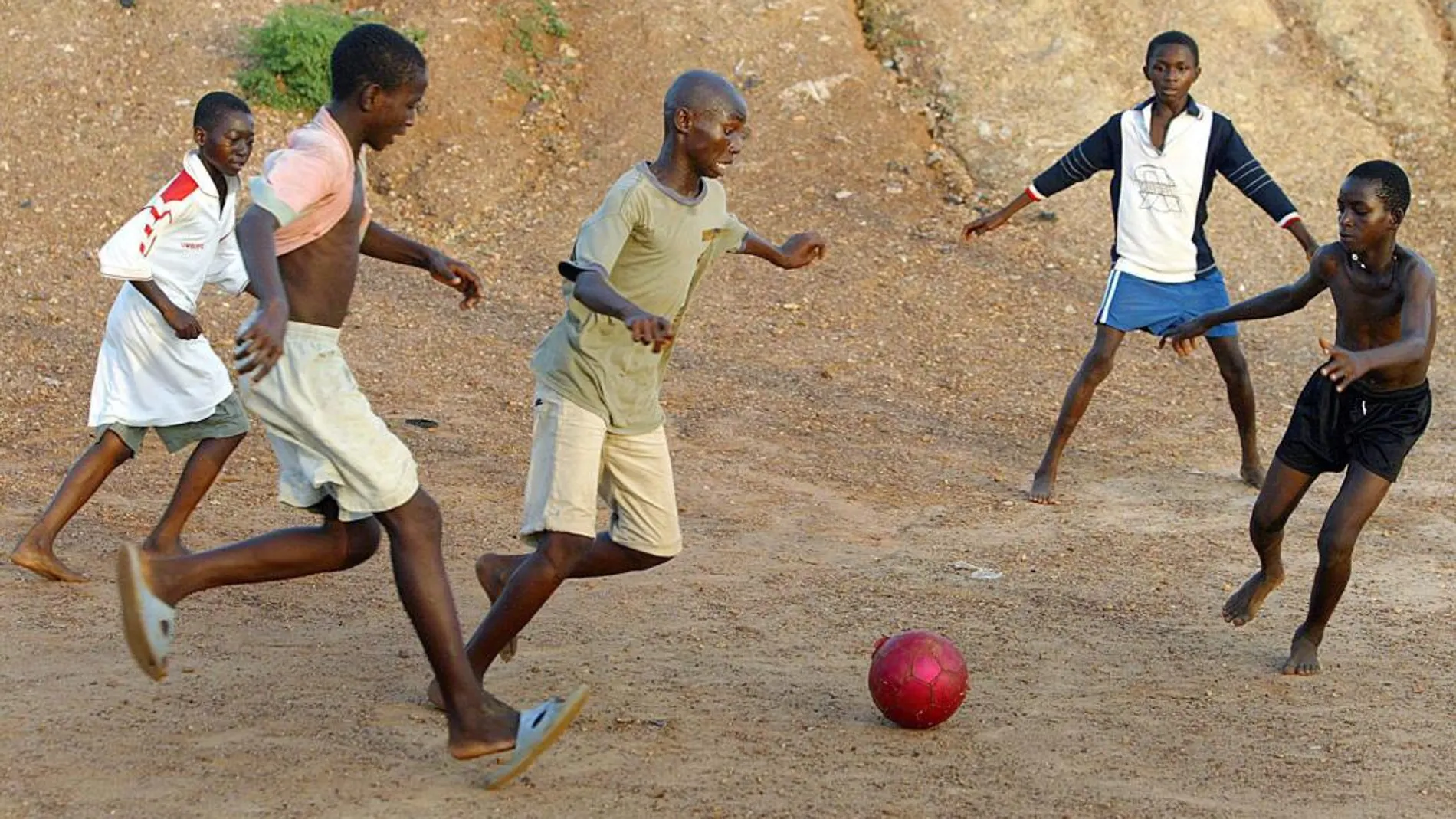 Jóvenes de Ghana juegan al fútbol en un campo de Accra, en Ghana.