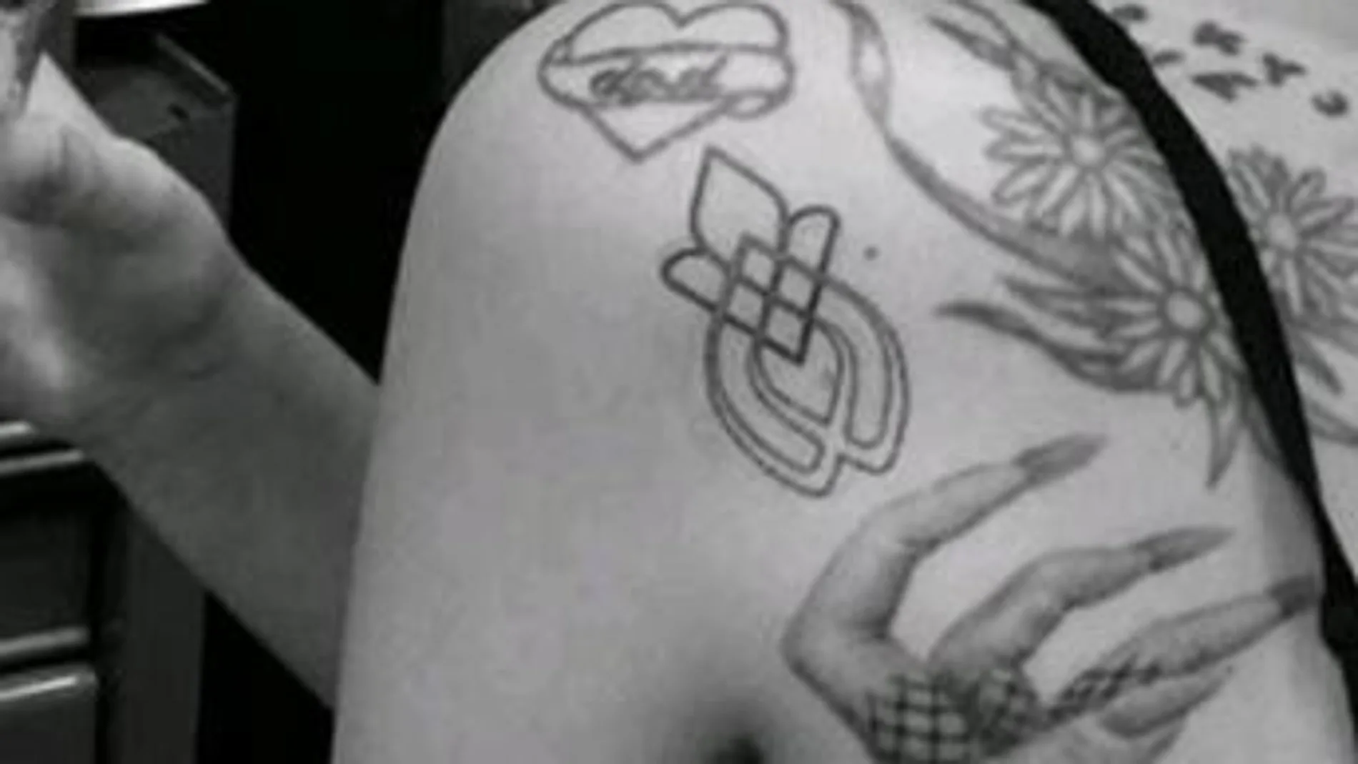 Tatuaje en su hombro izquierdo