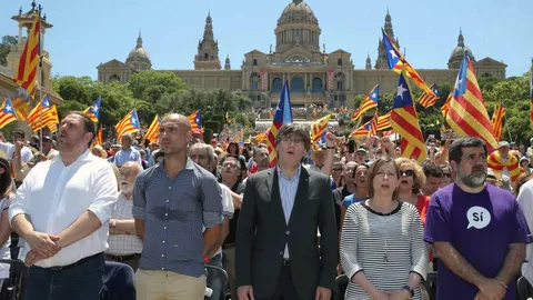 El vicepresidente del Govern, Oriol Junqueras; el exentrenador del FC Barcelona, Pep Guardiola; el presidente de la Generalitat, Carles Puigdemont; la presidenta del Parlament, Carme Forcadell, y el presidente de la ANC, Jordi Sánchez (i-d), cantan Els Segadors