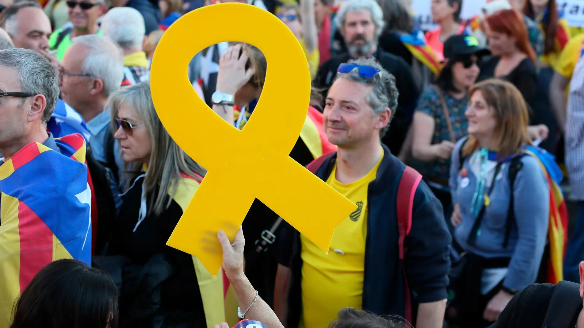 Imagen de un lazo amarillo en la manifestación independentista de Madrid en defensa de los políticos presos