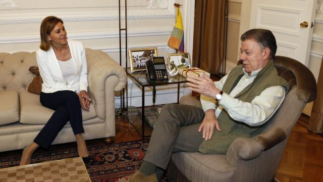 Fotografía facilitada por el Ministero de Defensa de España del presidente de Colombia, Juan Manuel Santos, conversando con la ministra de Defensa española, María Dolores de Cospedal (i), durante el encuentro celebrado hoy en la Casa de Nariño, sede del Ejecutivo, en Bogotá.