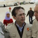 García-Margallo (d), y el secretario general de Cooperación, Gonzalo Robles (c), durante la visita al campo de refugiados de guerra sirios de Zaatary.