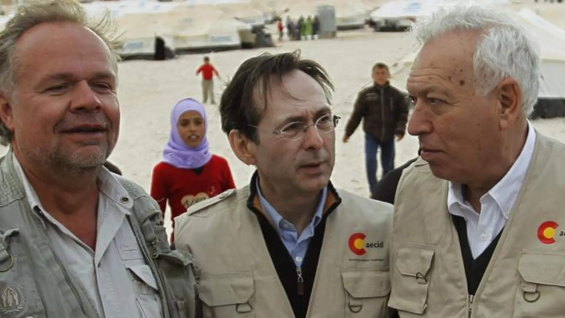 García-Margallo (d), y el secretario general de Cooperación, Gonzalo Robles (c), durante la visita al campo de refugiados de guerra sirios de Zaatary.