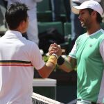 El tenista japonés Kei Nishikori saluda a Fernando Verdasco tras derrotarle
