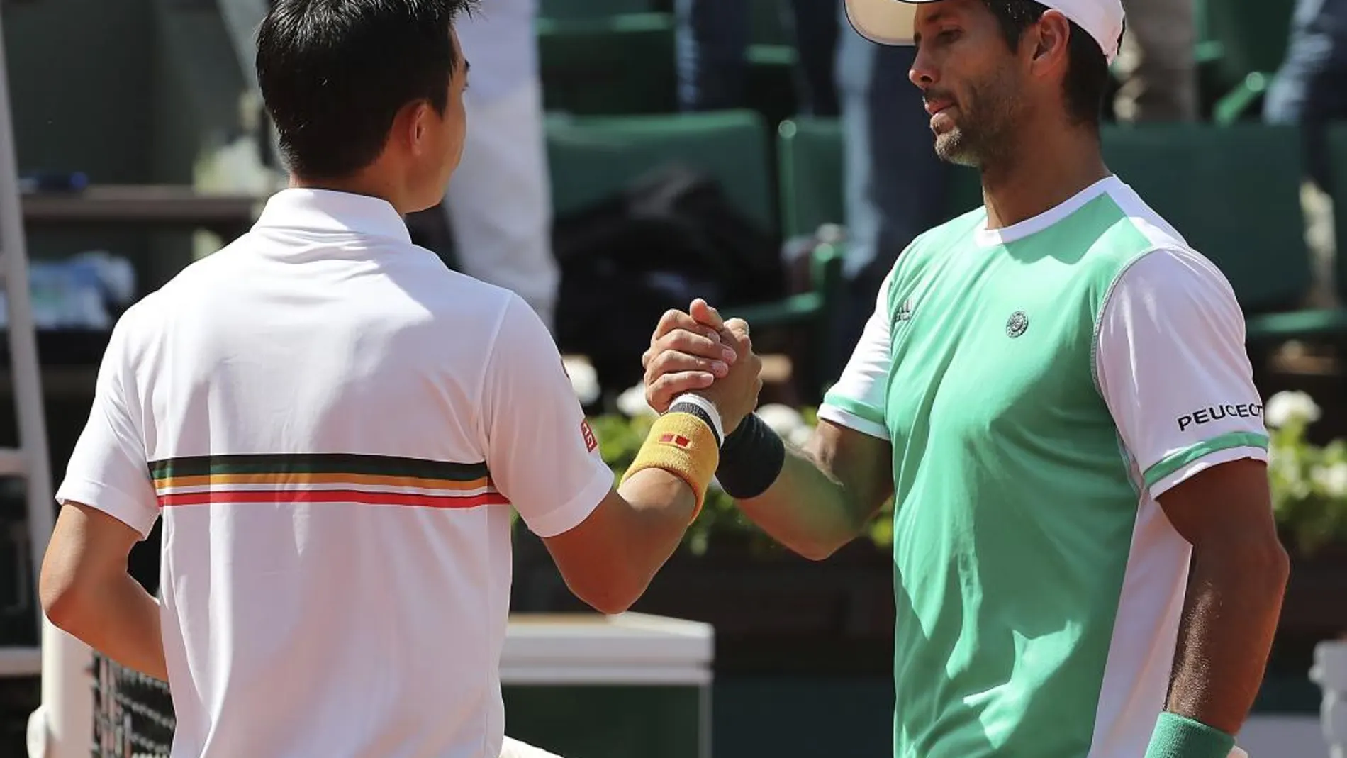El tenista japonés Kei Nishikori saluda a Fernando Verdasco tras derrotarle