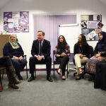 David Cameron, en un encuentro con mujeres durante una clase de inglés en un centro de Leeds