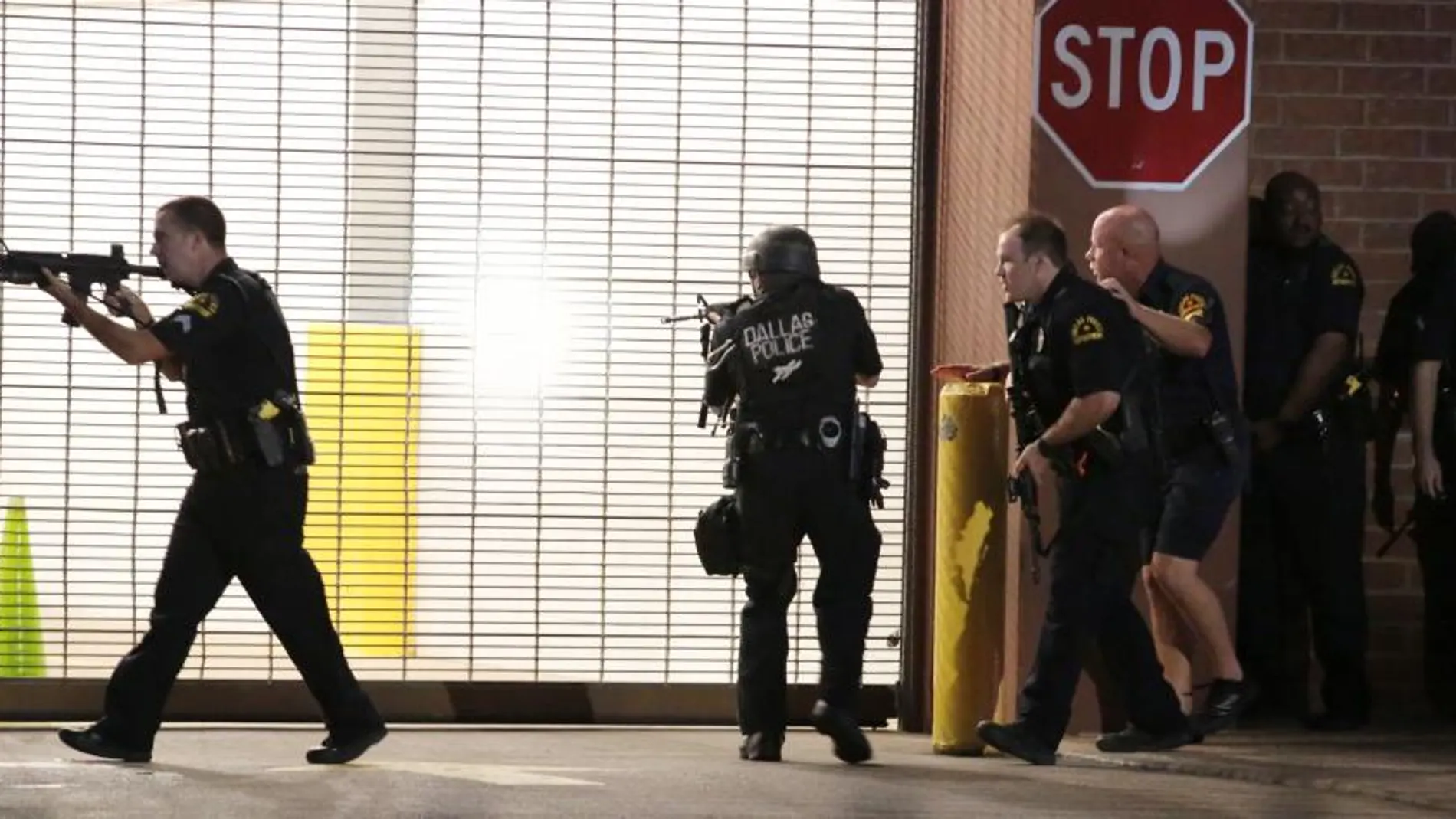 La Policía de Dallas responde a los disparos del atrincherado.