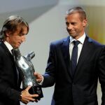 El presidente de la UEFA, Aleksander Ceferin, entrega el premio a Mejor Jugador a Luka Modric/Foto: reuters