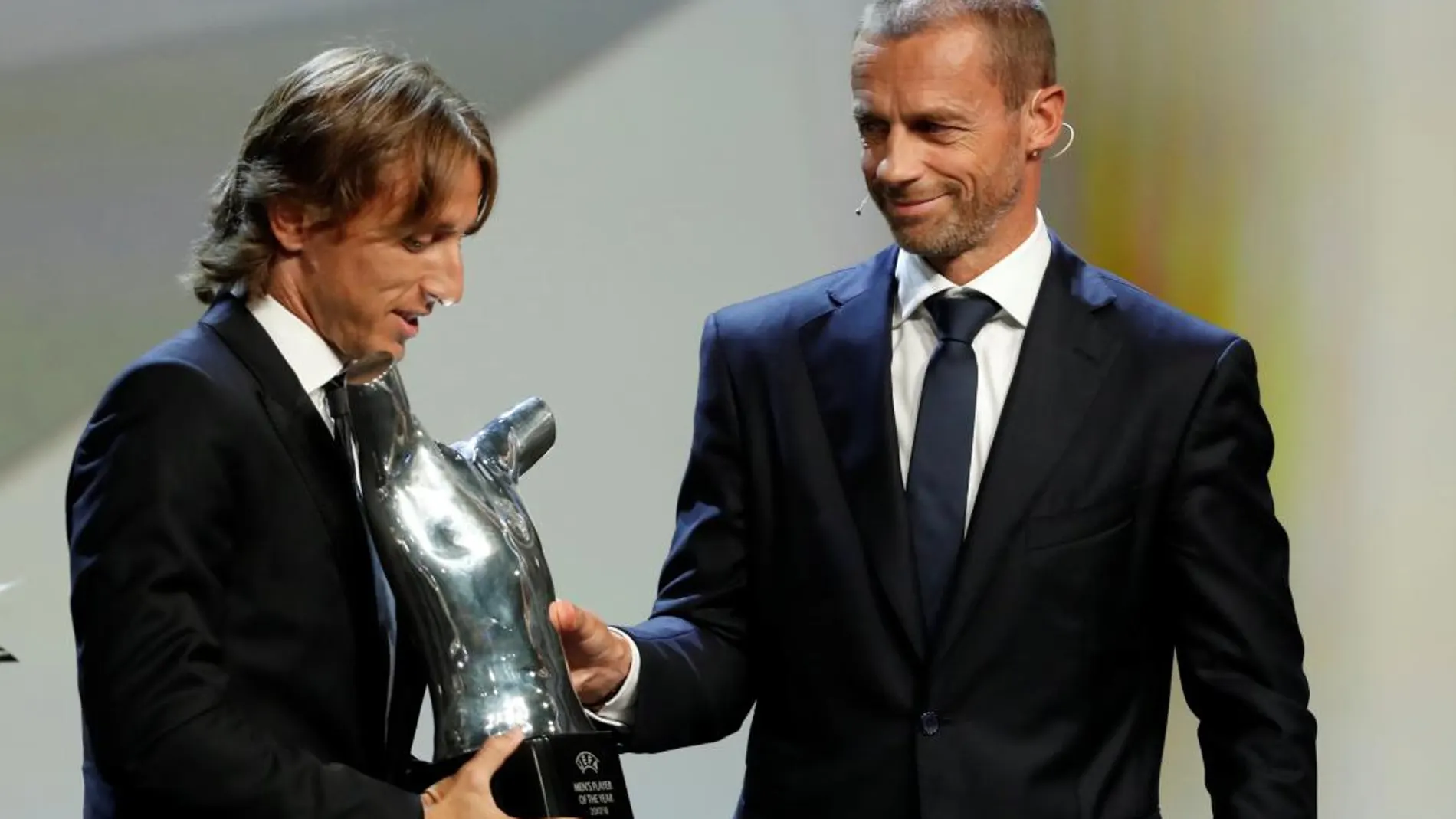 El presidente de la UEFA, Aleksander Ceferin, entrega el premio a Mejor Jugador a Luka Modric/Foto: reuters