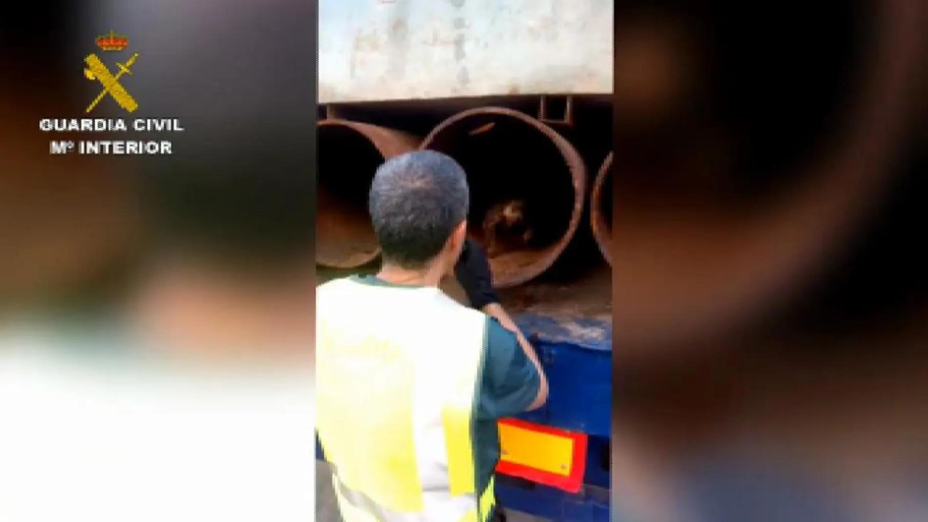 Rescatan a un inmigrante escondido en un tubo de hierro de 40 centímetros