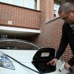 Roberto San José, vallisoletano y propietario del primer taxi eléctrico que hubo en España, recarga su vehículo en casa