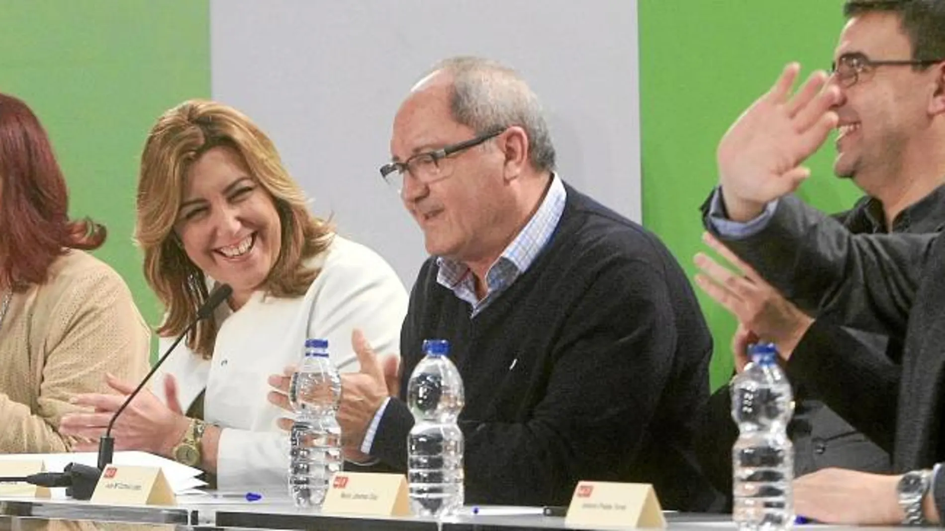 Susana Díaz, entre la presidenta del PSOE, Micaela Navarro y el secretario de organización, Juan Cornejo, en la Comisión Ejecutiva Regional de ayer en Sevilla