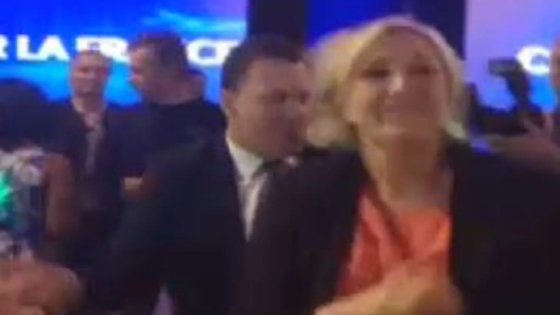 Le Pen, bailando YMCA