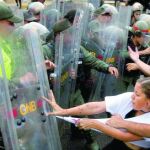 Miembros de la Guardia Nacional reprimen una protesta junto a la sede del Tribunal Supremo en Caracas