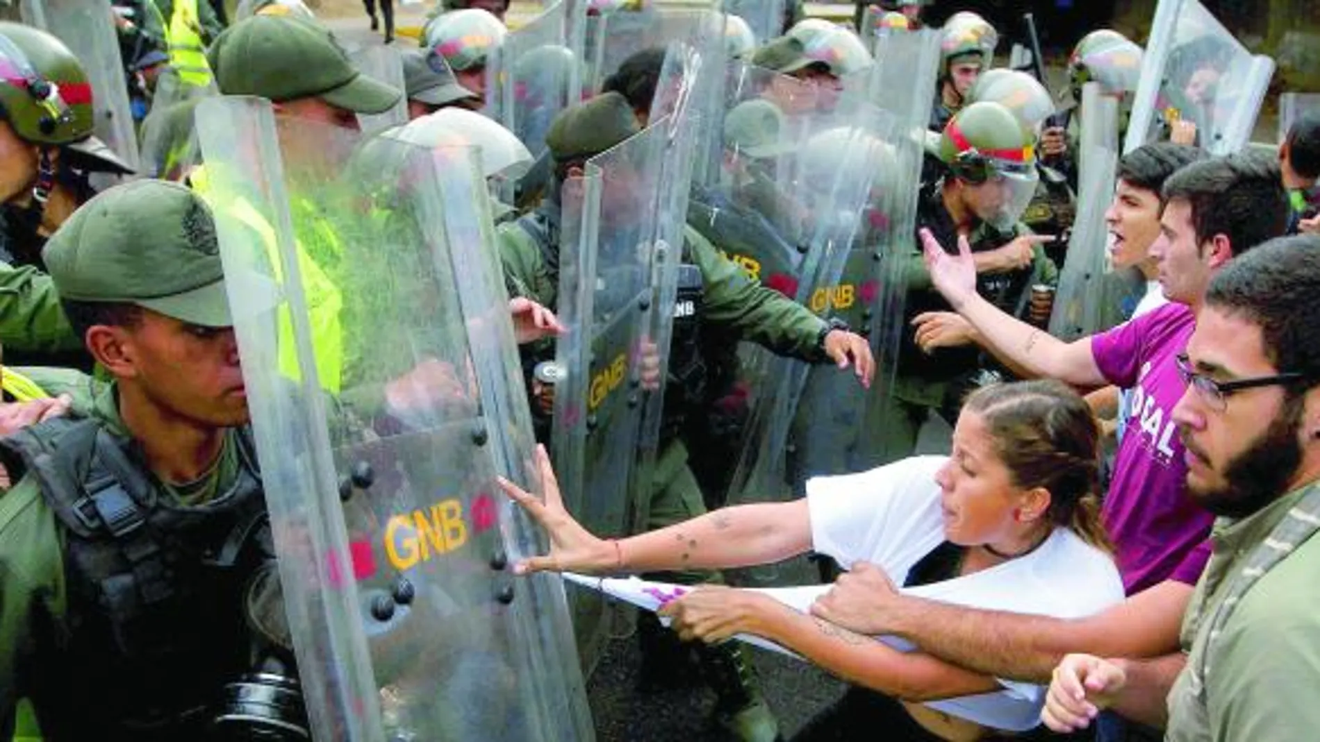Miembros de la Guardia Nacional reprimen una protesta junto a la sede del Tribunal Supremo en Caracas