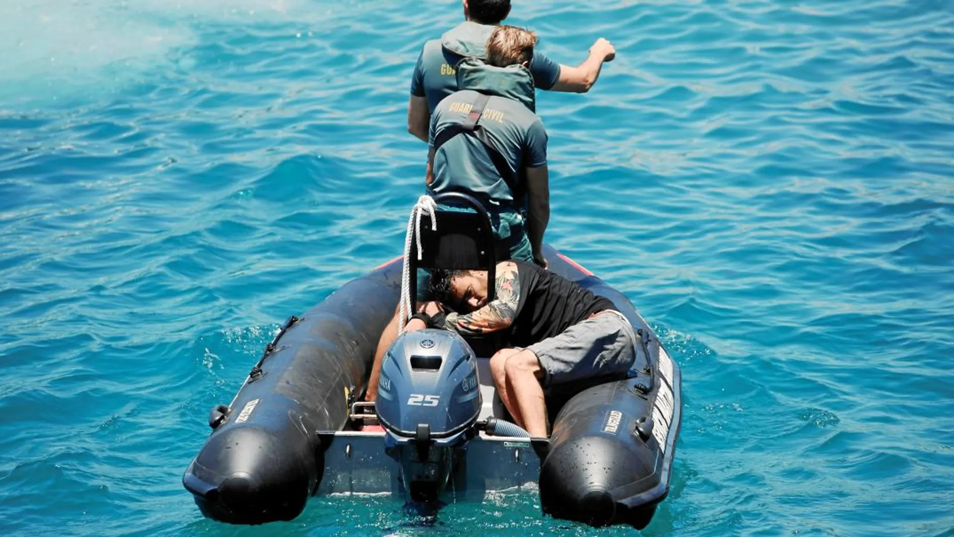 Un inmigrante tras ser rescatado de una patera por la Guardia Civil en el Estrecho de Gibraltar / Reuters