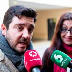 Sol Sánchez y Alvaro Aguilera, de Izquierda Unida, atienden a los medios de comunicación este domingo en Madrid. EFE/Rodrigo Jiménez