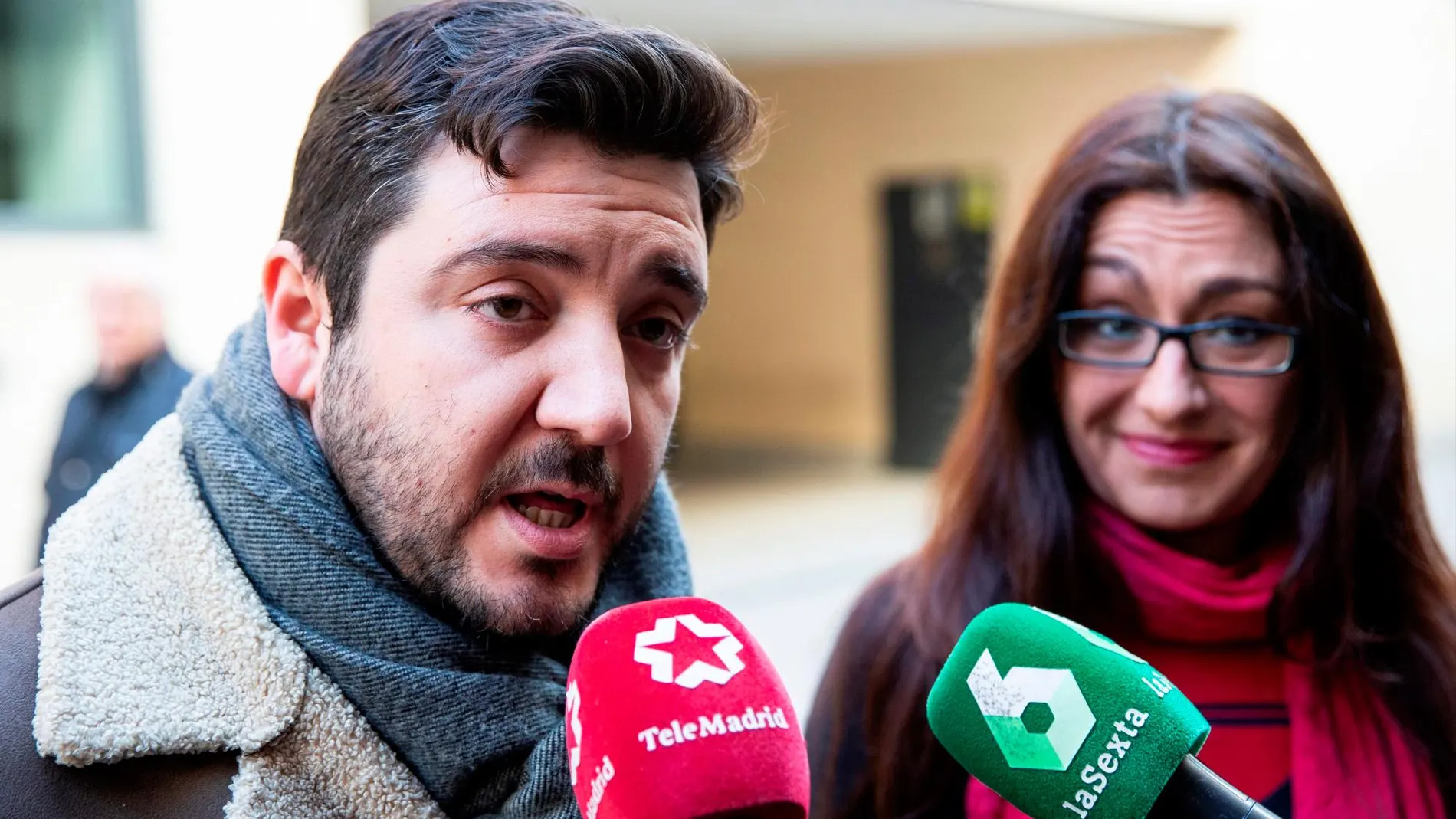 Sol Sánchez y Alvaro Aguilera, de Izquierda Unida, atienden a los medios de comunicación este domingo en Madrid. EFE/Rodrigo Jiménez