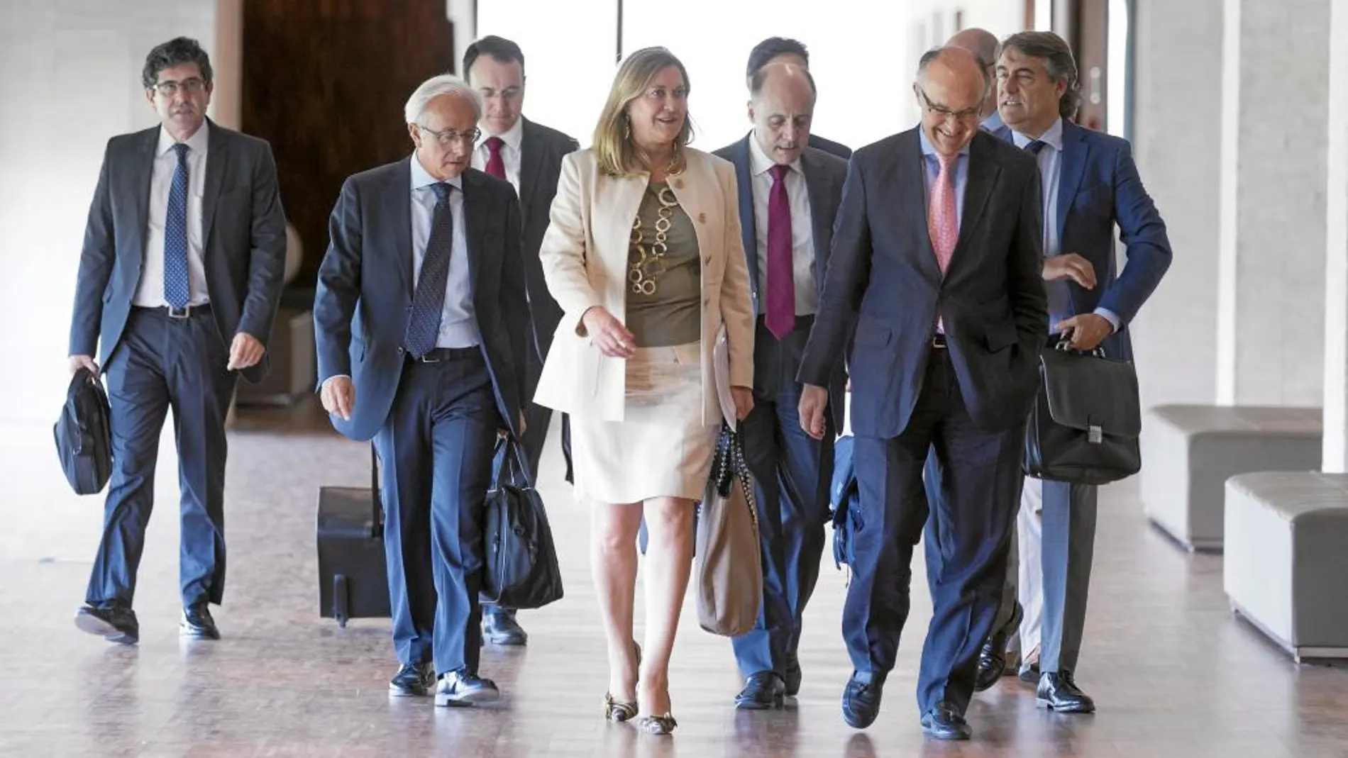 Pilar del Olmo, acompañada por Ramiro Ruiz Medrano, y su equipo en la Consejería de Hacienda y Empleo, antes de comparecer en las Cortes