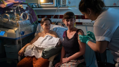 Además de poner más vacunas a los bebés (el rotavirus antes de los dos meses y el meningococo B a los tres), se vacuna a la madre, a su pareja y al personal sanitario