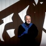 El artista Frederic Amat, ayer, durante la presentación con su obra en La Pedrera