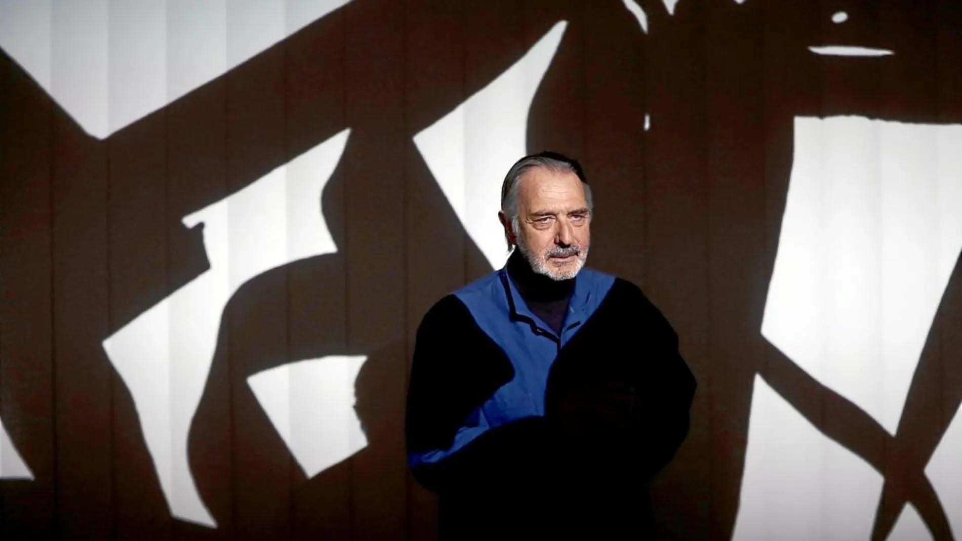 El artista Frederic Amat, ayer, durante la presentación con su obra en La Pedrera