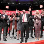 Los delegados del SPD ovacionaron ayer a Martin Schulz en Dortmund