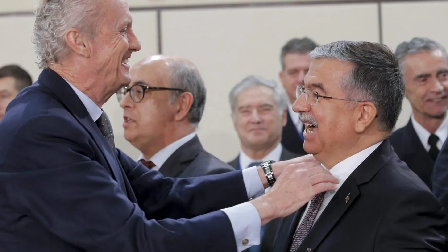 El ministro español de Defensa, Pedro Morenés, saluda a su homólogo turco, Ismet Yilmaz, al comienzo de la reunión de los ministros de Defensa de los aliados de la OTAN
