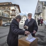 Ciudadanos suizos votando
