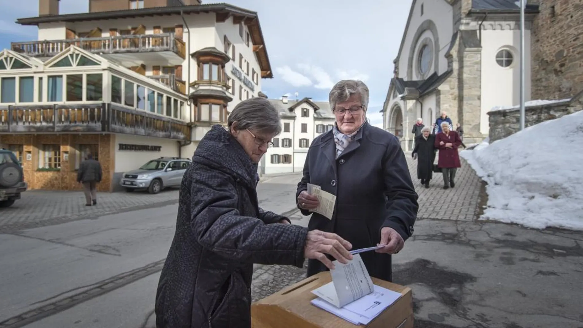 Ciudadanos suizos votando