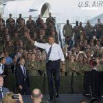 Obama saluda antes de su discurso a las tropas estadounidenses y españolas en la base naval de Rota.