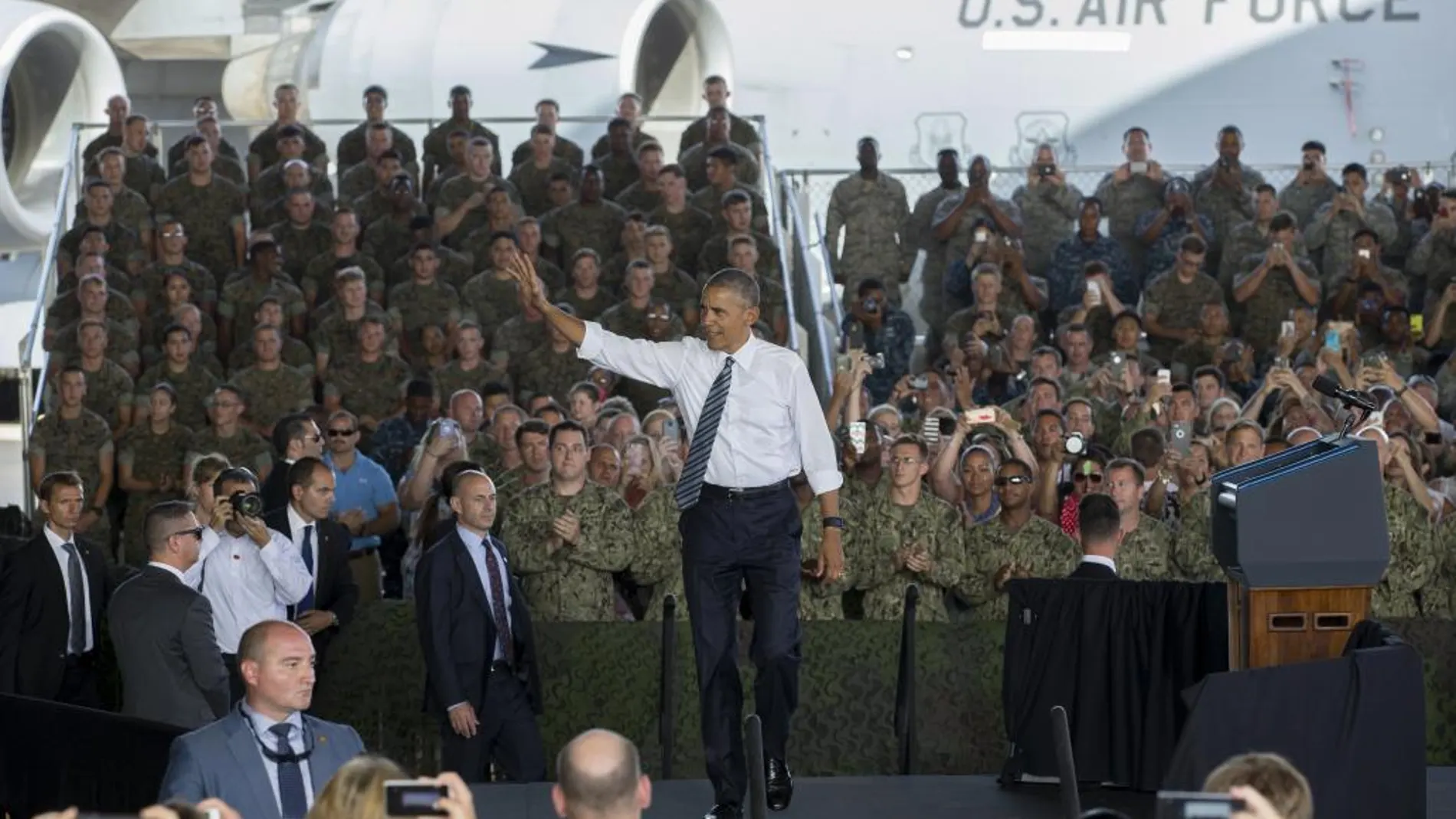Obama saluda antes de su discurso a las tropas estadounidenses y españolas en la base naval de Rota.
