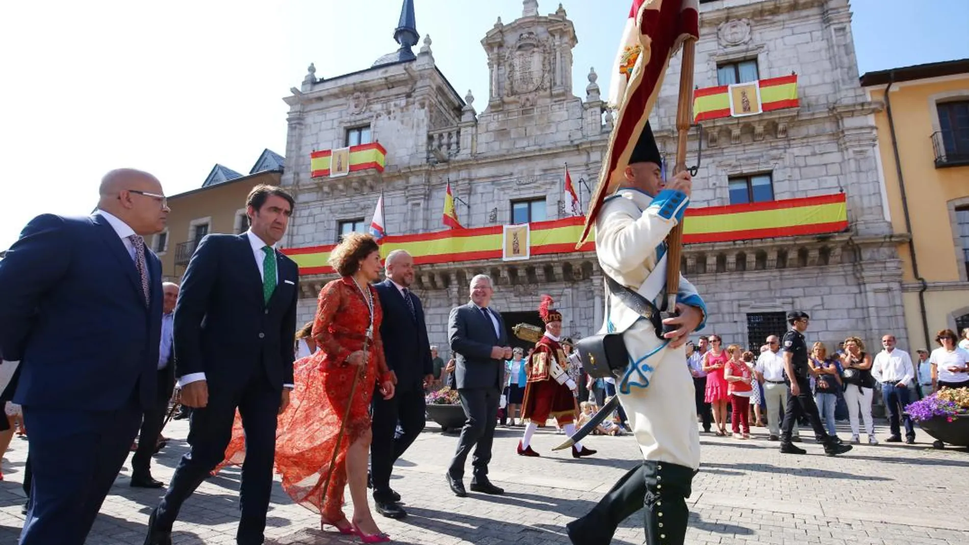 El consejero de Fomento y Medio Ambiente, Juan Carlos Suárez-Quiñones, participa en los actos del Día del Bierzo, junto a la alcaldesa de Ponferrada, Gloria Merayo