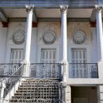 El edificio, de estilo neoclásico, fue contruido a finales del siglo XVIII y dejó de pertenecer a la familia de los duques de Osuna en 1884