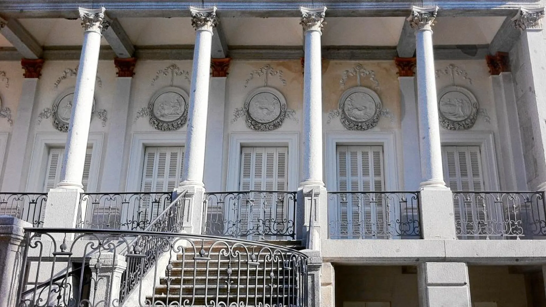 El edificio, de estilo neoclásico, fue contruido a finales del siglo XVIII y dejó de pertenecer a la familia de los duques de Osuna en 1884