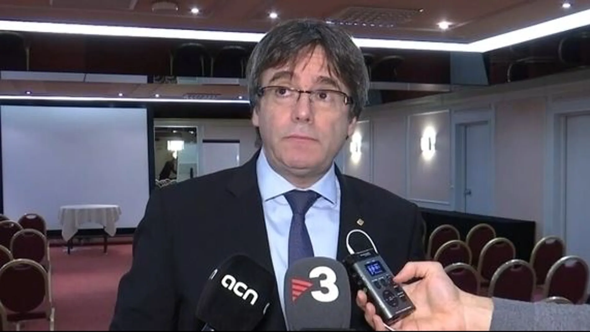 El expresidente de la Generalitat y cabeza de lista de JuntsxCat, Carles Puigdemont, en una entrevista en TV3