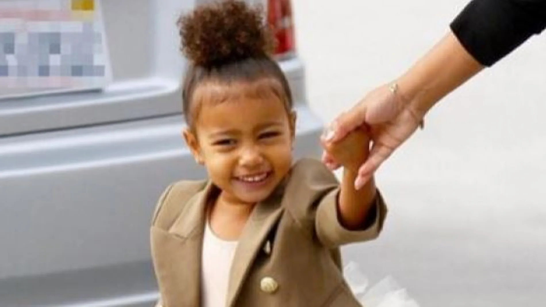 North West se enfada con los paparazzis
