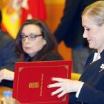 La presidenta regional, Cristina Cifuentes, ayer durante la firma del acuerdo con los sindicatos de Educación