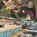 El ambiente del restaurante es joven, alegre y distendido para disfrutar de la comida sin ataduras