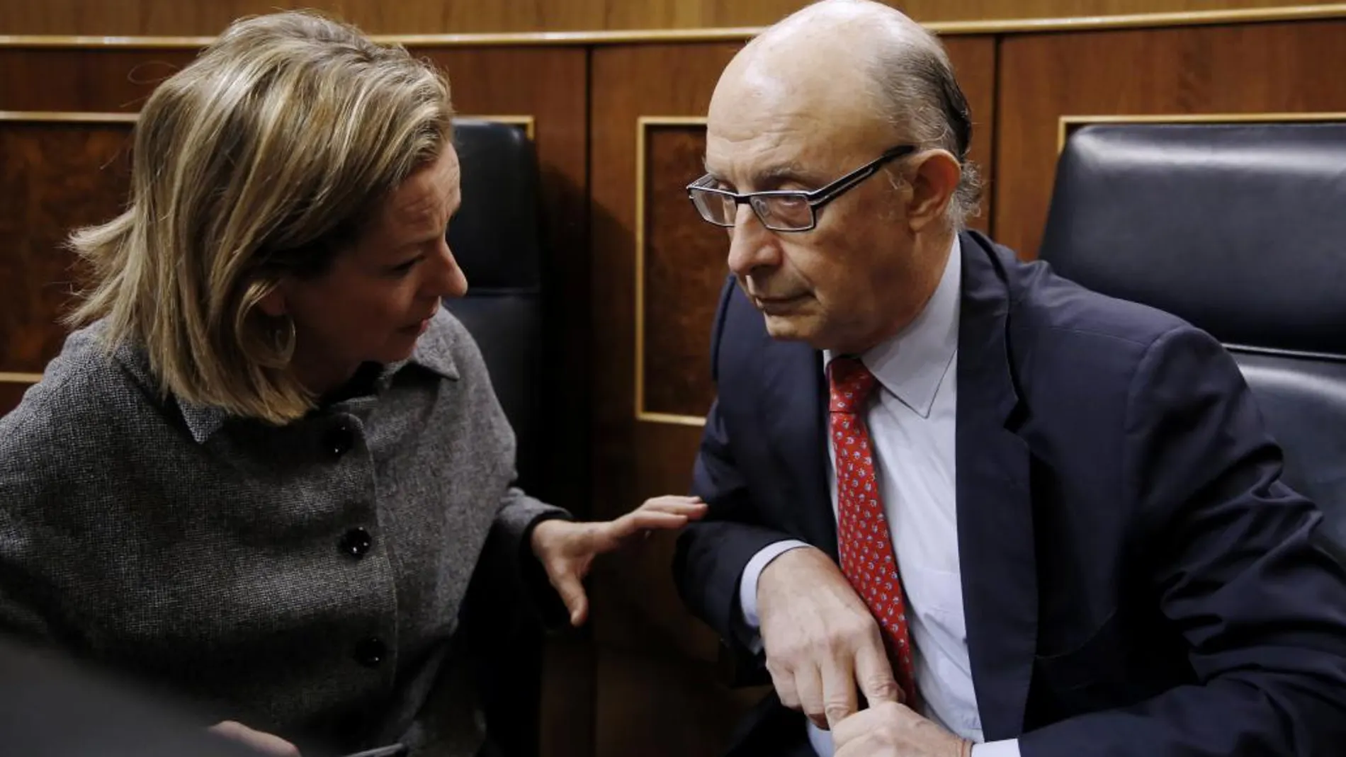 Montoro conversa con la diputada de Coalición Canaria, Ana Oramas momentos antes del inicio de la sesión de control al Ejecutivo