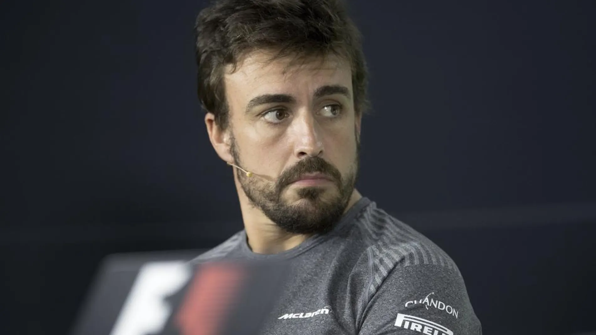 El piloto español de Fórmula Uno Fernando Alonso, de McLaren, ofrece una rueda de prensa en el circuito Albert Park en Melbourne (Australia) hoy