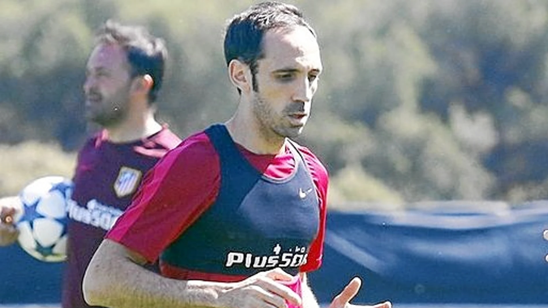 Juanfran, durante el entrenamiento de ayer con el Atlético