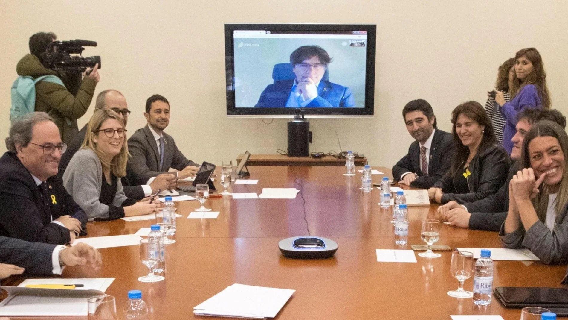 Quim Torra y otros líderes del Govern reunidos ayer con Puigdemont por videoconferencia. EFE/Marta Pérez