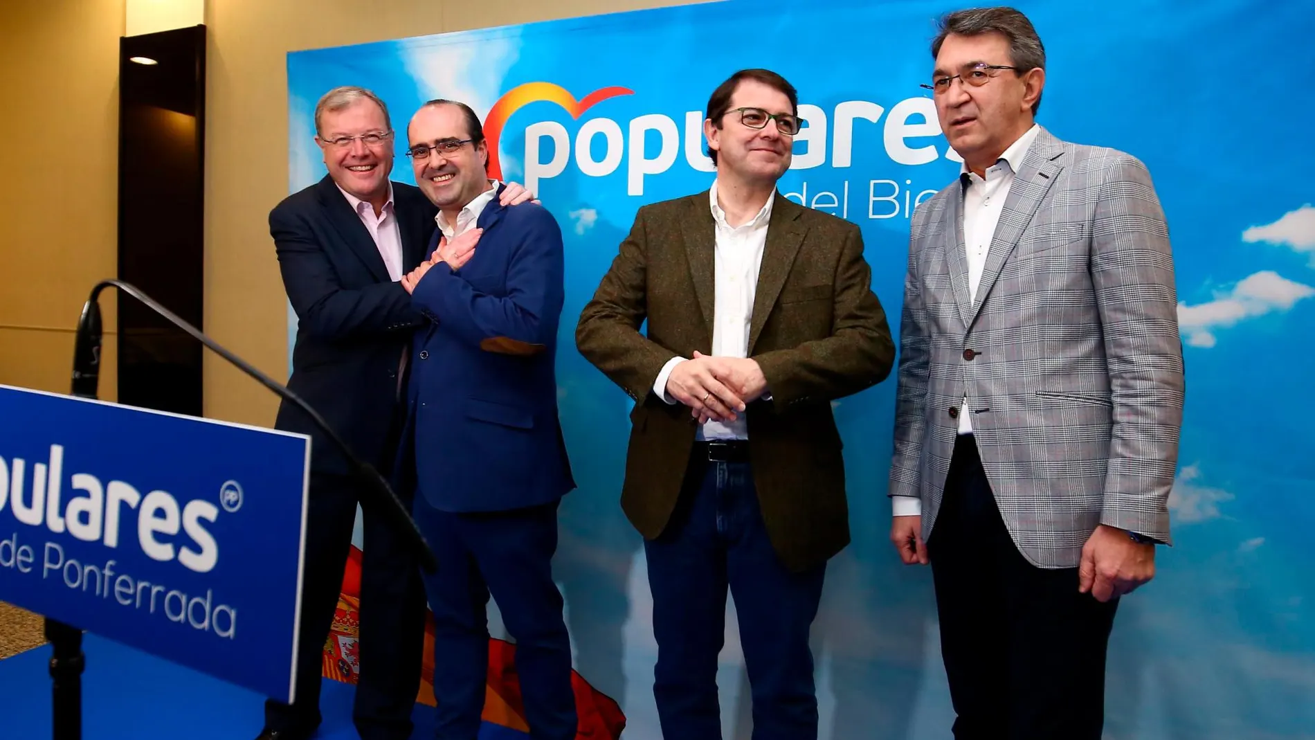 Silván abraza al candidato del PP a la Alcaldía de Ponferrada, Marco Morala, en presencia de Fernández Mañueco y Martínez Majo