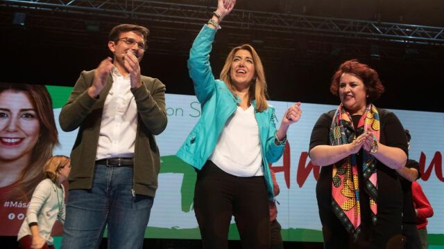 La secretaria general del PSOE de Andalucía, presidenta de la Junta y candidata a la reelección, Susana Díaz (c), celebra en Granada el acto de inicio de la campaña. Foto: Efe